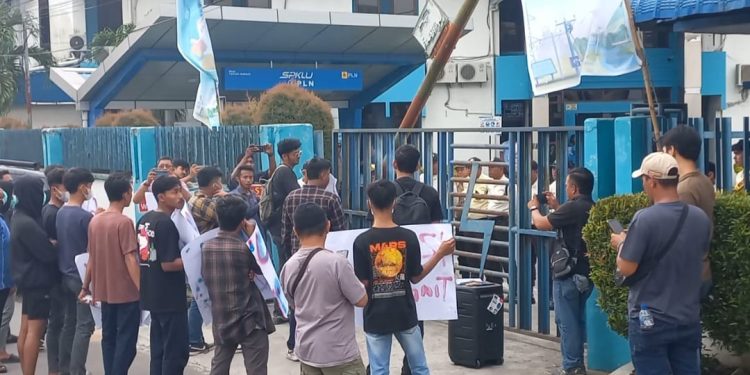 Kantor PLN Didemo Soal Tiang Listrik Roboh Renggut Nyawa Ibu dan Anak