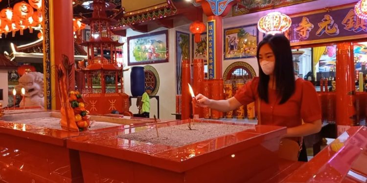 Warga Tiong Hoa Laksanakan Ibadah Malam Imlek 2025 di Vihara Setia Buddha Binjai