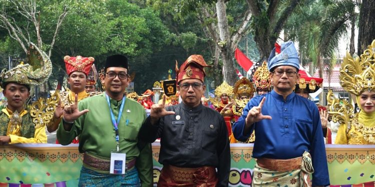 Pj. Bupati Langkat Resmi Lepas Karnaval Budaya 14 Etnik Meriahkan HUT ke-275 Langkat