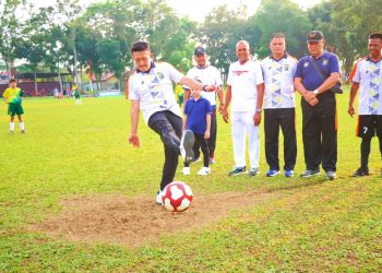 AKBP Bambang Lakukan Tendangan Pertama Tandai Turnamen Sepak Bola U14 Piala Kapolres Binjai Resmi Digelar 