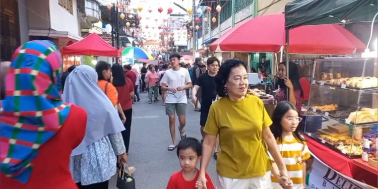 Pelaku UMKM Ramaikan Festival Cap Go Meh 2025