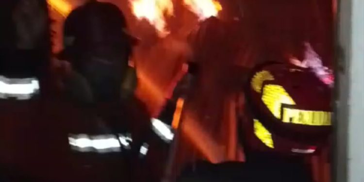 Gudang Tempat Penyimpanan Arang Terbakar