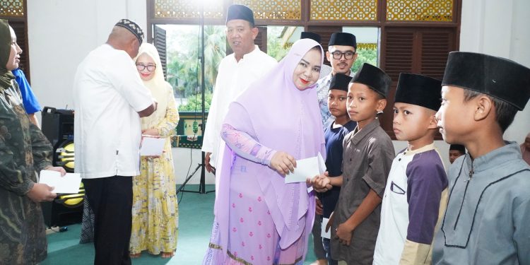 Bupati Langkat Syah Afandin dan Wabup Tiorita Berbagi Kebahagiaan dengan Anak Yatim di Stabat