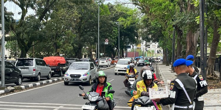 Berkah Ramadhan 1446 H, Denpom 1/5 Medan Tingkatkan Silaturahmi dengan Berbagi Takjil ke Masyarakat