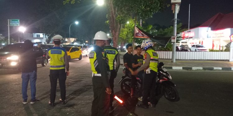 Jaga Ketertiban di Bulan Ramadhan, Personel Denpom 1/5 dan Satlantas Polrestabes Medan Gelar Penertiban Pelanggaran Lalin