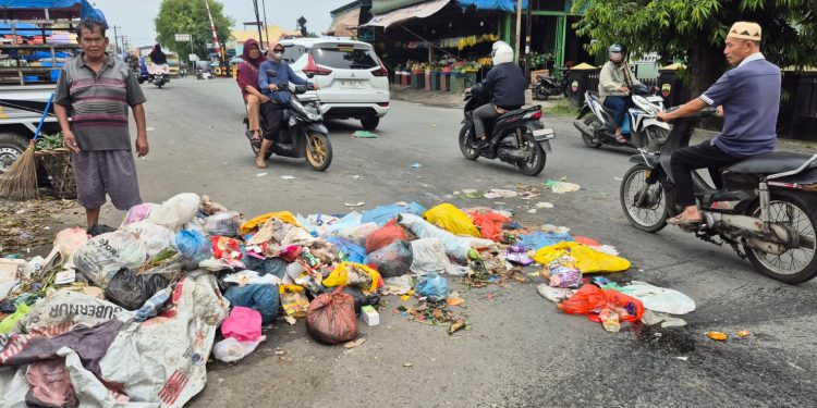 Simpang Kebun Lada Penuh Sampah Beserak