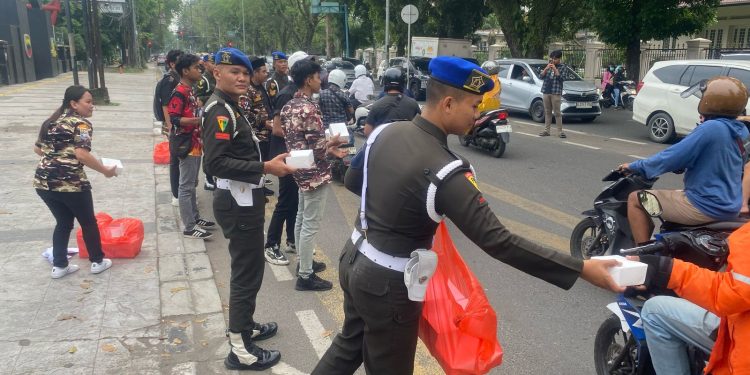 Berkah Ramadhan 1446, Denpom 1/5 Medan Tingkatkan Silaturahmi ke Masyarakat dengan Berbagi Takji