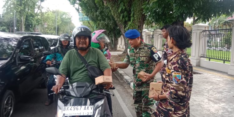 Penghujung Ramadhan 1446 Hijriah, Denpom 1/5 Medan Terus Kejar Keberkahan dengan Berbagi Takjil Gratis