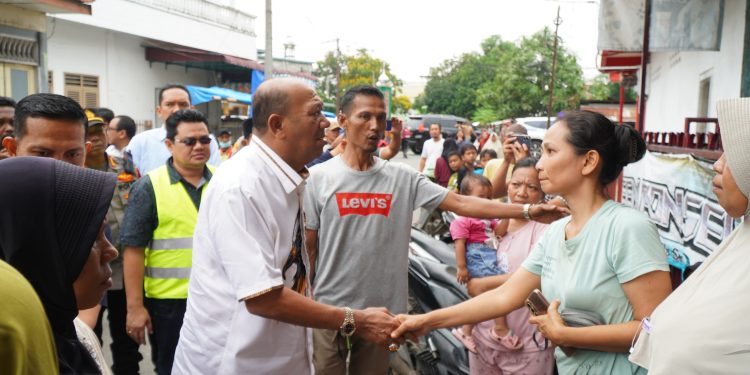 Bupati Langkat Syah Afandin Serahkan Bantuan dan akan Rehabilitasi Rumah Korban Kebakaran di Berandan