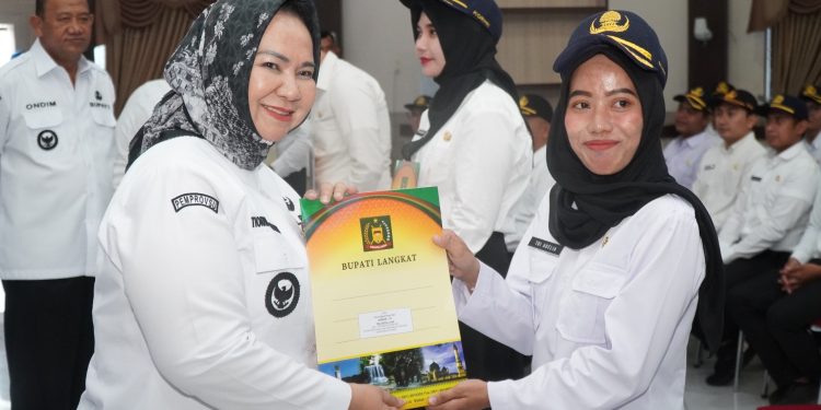 Bupati Langkat Syah Afandin Serahkan SK CPNS: Ingatkan Amanah dan Tanggung Jawab