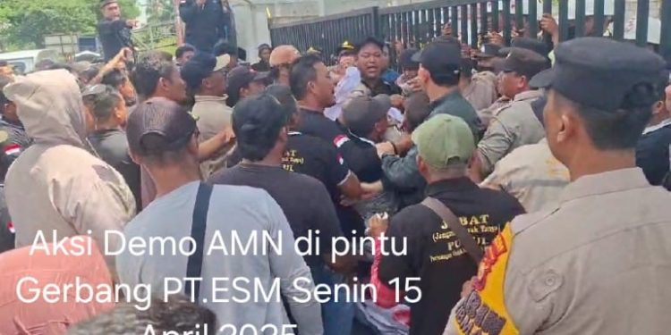 Aksi Demo Di Gerbang PT.ESM Kisruh, Diwarnai Aksi Bakar Ban Depan Gerbang PT OSM
