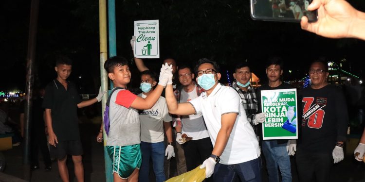 Bersama Puluhan Anak Muda, Wakil Wali Kota Binjai Gelar Aksi Pungut Sampah di Lapangan Merdeka