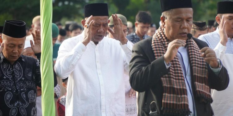 Bupati Langkat Syah Afandin Sholat Idul Fitri Bersama Ratusan Umat di Alun-Alun Stabat