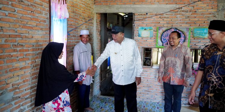 Syah Afandin Serahkan Kunci Bedah Rumah, Ribuan Warga Tapak Kuda Antusias Sambut Pemimpin Peduli