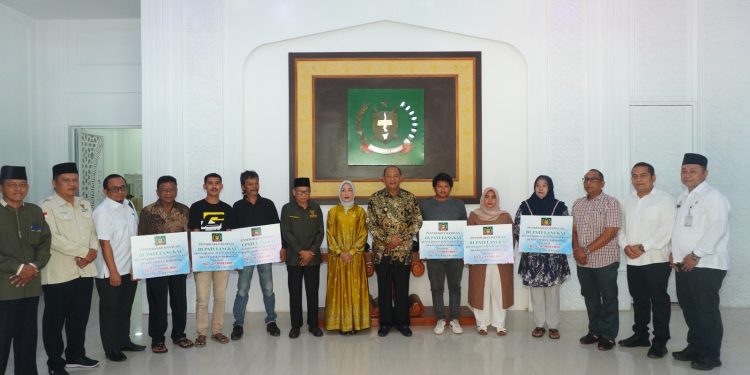 Bupati Langkat Serahkan Bantuan Rp120 Juta untuk Korban Kebakaran di Bahorok
