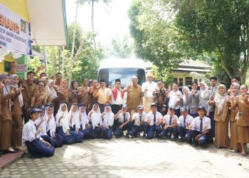 Bupati Langkat Syah afandin Serahkan Bus Sekolah Gratis, Komitmen Tingkatkan Akses Pendidikan