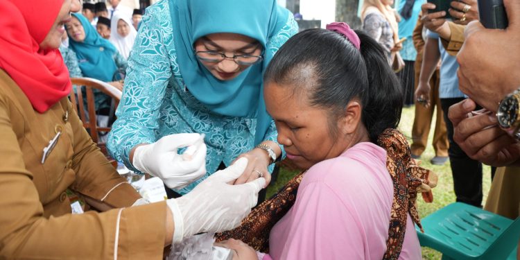 Pekan Imunisasi Dunia 2025, Ketua TP PKK Kota Binjai Kunjungi Posyandu Flamboyan 5
