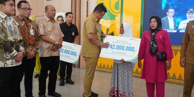 Bupati Syah Afandin Apresiasi Gubsu Bobby Nasution Serahkan 1.600 Kartu BPJS untuk Nelayan Langkat