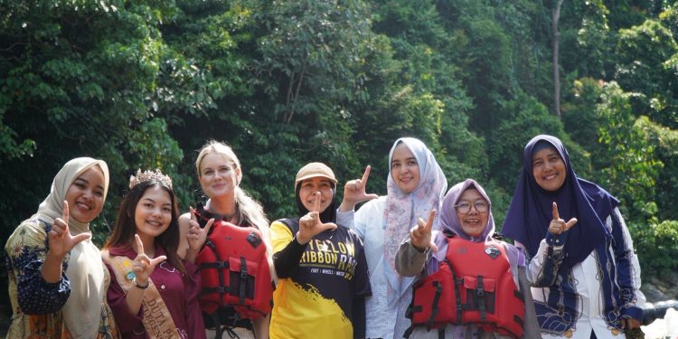 Ny. Endang Syah Afandin Gandeng Ketua Limpol, Promosikan Pesona Bukit Lawang