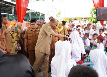 Syah Afandin Bagikan 1.020 Seragam di SD Masa Kecilnya: Dukung Generasi Emas 2045