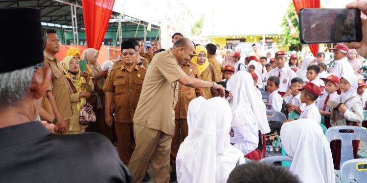 Syah Afandin Bagikan 1.020 Seragam di SD Masa Kecilnya: Dukung Generasi Emas 2045