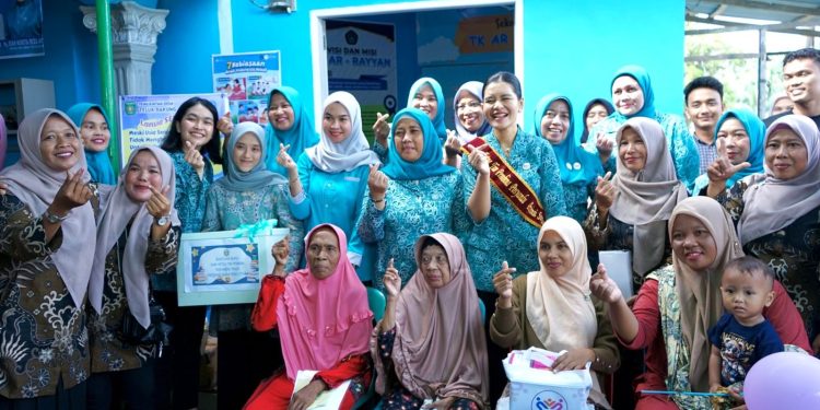 Ny. Endang Kurniasih Dampingi Kahiyang Ayu Tinjau Posyandu dan Salurkan Bantuan di Langkat