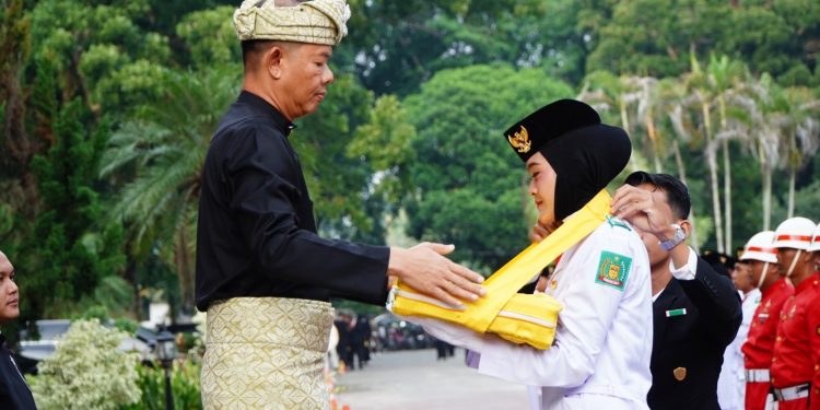Sekda Amril Serahkan Duplikat Bendera Pusaka ke Paskibra Langkat