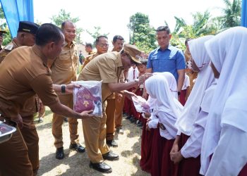 Syah Afandin Salurkan 139 Ton Beras dan 180 Seragam Sekolah di Secanggang