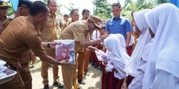 Syah Afandin Salurkan 139 Ton Beras dan 180 Seragam Sekolah di Secanggang