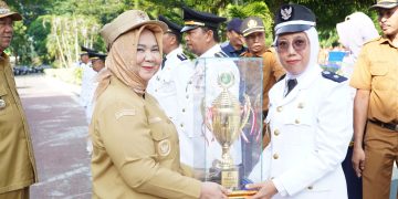 Syah Afandin Serahkan Penghargaan Kecamatan dan Kelurahan Terbaik 2025