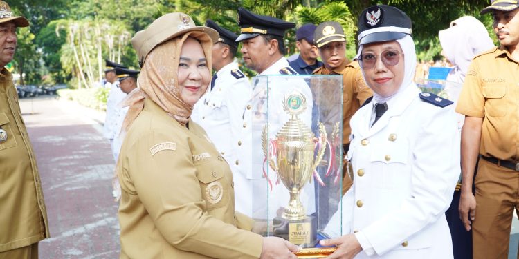 Syah Afandin Serahkan Penghargaan Kecamatan dan Kelurahan Terbaik 2025