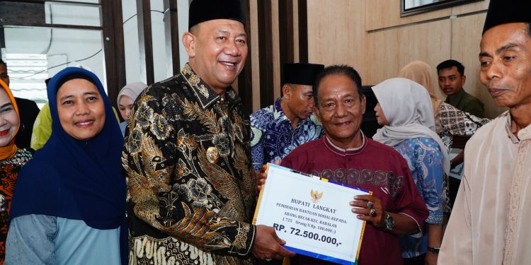 Syah Afandin Salurkan Bantuan untuk 7.716 Warga Tidak Mampu, Wujudkan Kepedulian Sosial