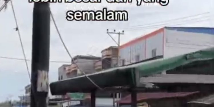 Lokasi Permukiman Warga Dumai Dikelilingi Banjir Diduga Akibat Tidak Berfungsinya Pintu Air