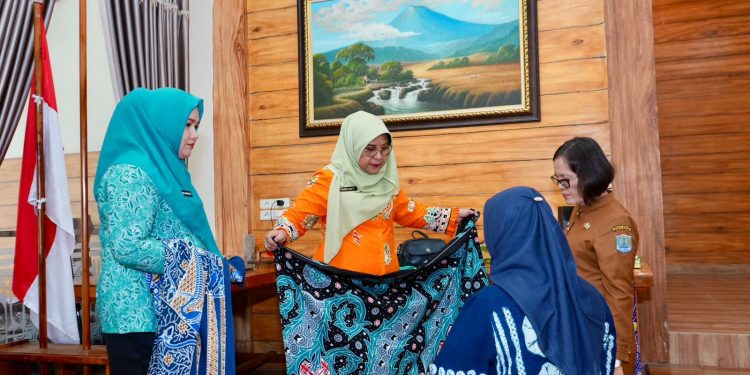Dekranasda Kota Binjai Dorong UMKM Lewat Pelatihan Batik Motif Rambutan