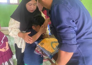 Hari Pahlawan, Dejon Sembiring Salurkan Bantuan Seragam Murid TK Gratis