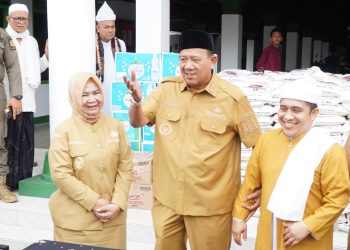 Syah Afandin Serahkan Bantuan untuk Haul Tuan Guru Besilam ke-102
