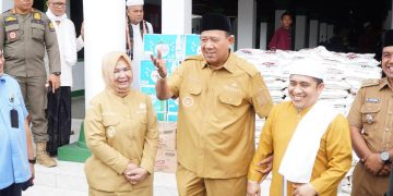 Syah Afandin Serahkan Bantuan untuk Haul Tuan Guru Besilam ke-102