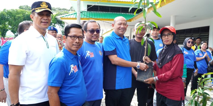 Gerak Jalan Santai HGN 2025, Bupati Syah Afandin Tekankan Penguatan Peran dan Kesejahteraan Guru