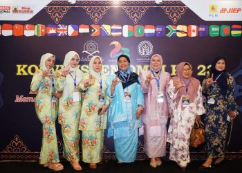 Ny. Endang Syah Afandin Terima Anugerah Tun Fatimah pada Konvensyen Dunia Melayu Dunia Islam