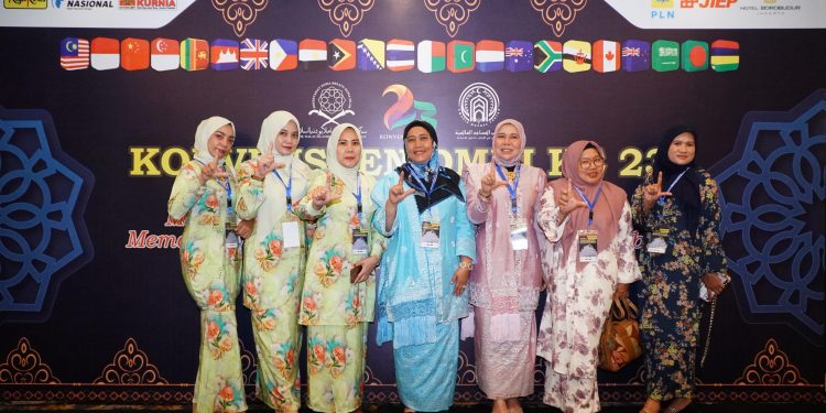 Ny. Endang Syah Afandin Terima Anugerah Tun Fatimah pada Konvensyen Dunia Melayu Dunia Islam