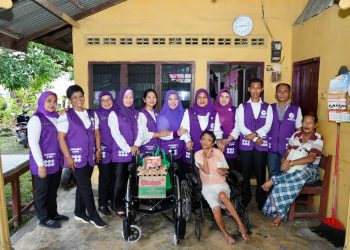 Ketua Tim Pembina Posyandu Kota Binjai Serahkan Bantuan kepada Penyandang Disabilitas