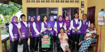 Ketua Tim Pembina Posyandu Kota Binjai Serahkan Bantuan kepada Penyandang Disabilitas