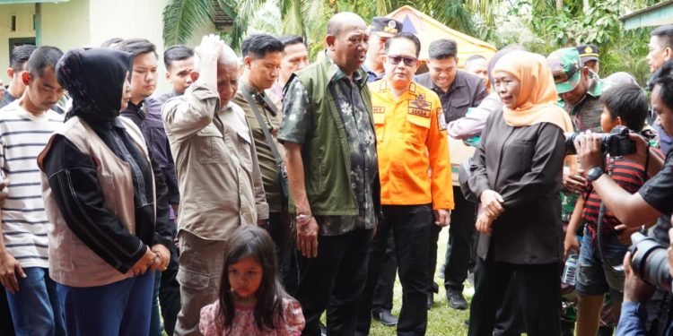 Sinergi Bupati Syah Afandin dan Gubernur Jatim Khofifah Pantau Kondisi Pengungsi Banjir di Langkat