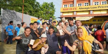 Bupati Syah Afandin Kirim Satu Truk Fuso Logistik untuk Warga Tanjung Pura