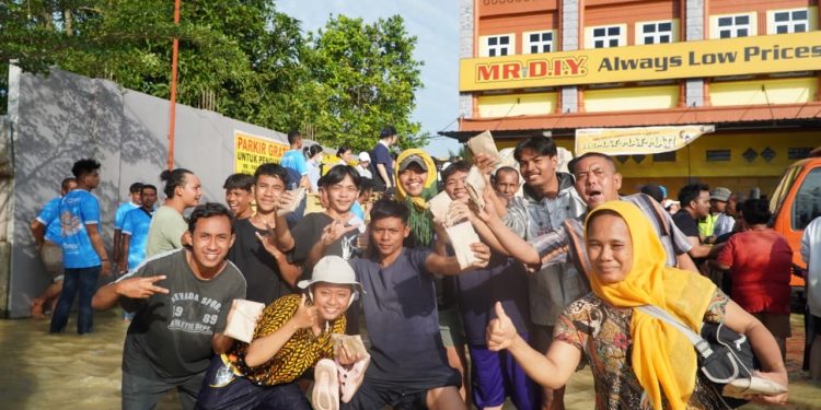 Bupati Syah Afandin Kirim Satu Truk Fuso Logistik untuk Warga Tanjung Pura