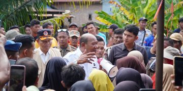 Lewati Akses Terputus, Syah Afandin Hadiri Warga Terisolir dan Pastikan Mereka Tak Ditinggalkan