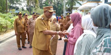 Syah Afandin Ajak ASN Fokus 30 Desa Wisata, Serahkan Santunan dan Damkar di Apel Gabungan