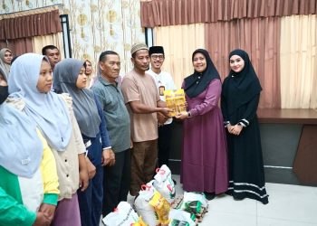 Ny. Endang Syah Afandin Salurkan 50 Paket Sembako Untuk Dhuafa Dan Anak Yatim