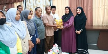 Ny. Endang Syah Afandin Salurkan 50 Paket Sembako Untuk Dhuafa Dan Anak Yatim