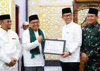 Sekda Amril Pimpin Tim II Safari Ramadhan di Stabat, Serahkan Hibah Rp20 Juta untuk Masjid